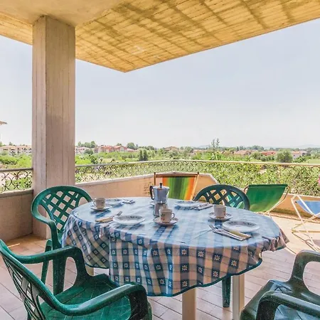 Beautiful In W/ Outdoor Swimming Pool And 2 Bedrooms *