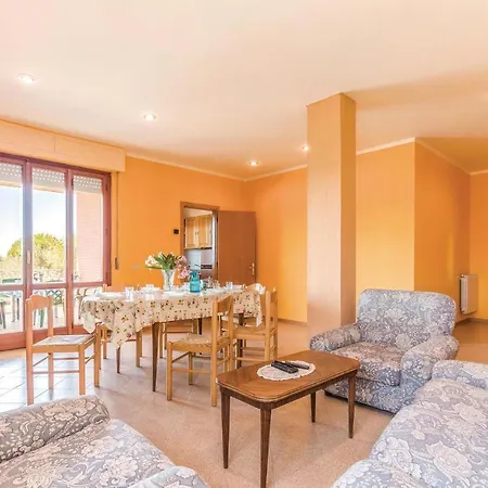 Beautiful In W/ Outdoor Swimming Pool And 2 Bedrooms *