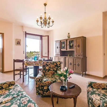 Appartement Beautiful In W/ Outdoor Swimming Pool And 2 Bedrooms