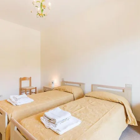 Appartement Beautiful In W/ Outdoor Swimming Pool And 2 Bedrooms