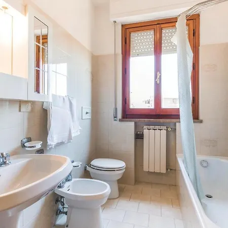 Appartement Beautiful In W/ Outdoor Swimming Pool And 2 Bedrooms *